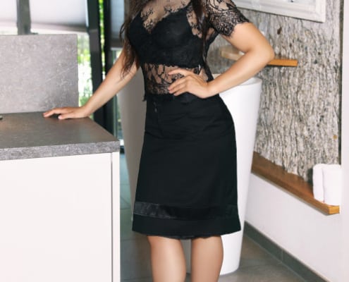 Jessica - High Class Escortdame Frankfurt in High Heels mit einem schwarzen Kleid aus Spitze.