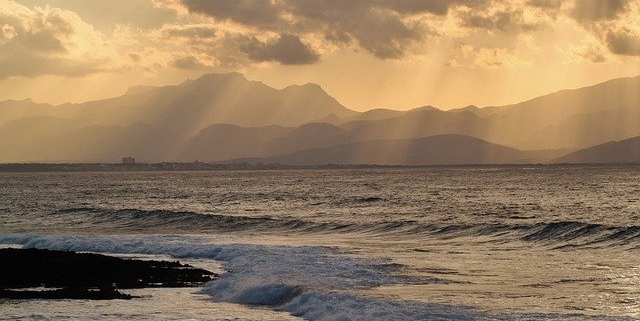 Escort Date auf Mallorca am Meer im Sonnenuntergang.