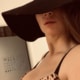 Alissa -charmantes Escort Düsseldorf im Bikini mit einem grossen Sonnenhut