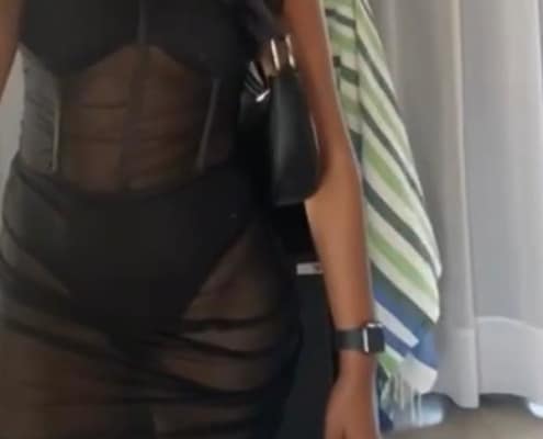 Lisha - Escort Köln im schwarzen Bikini, ein transparentes Kleid darüber tragend.