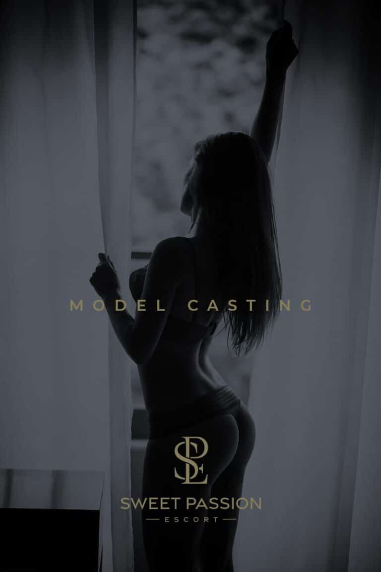 sweet passion escort models casting, schwarz weiß bild, schlanke dame in dessous, lange offene haare, escort model werden