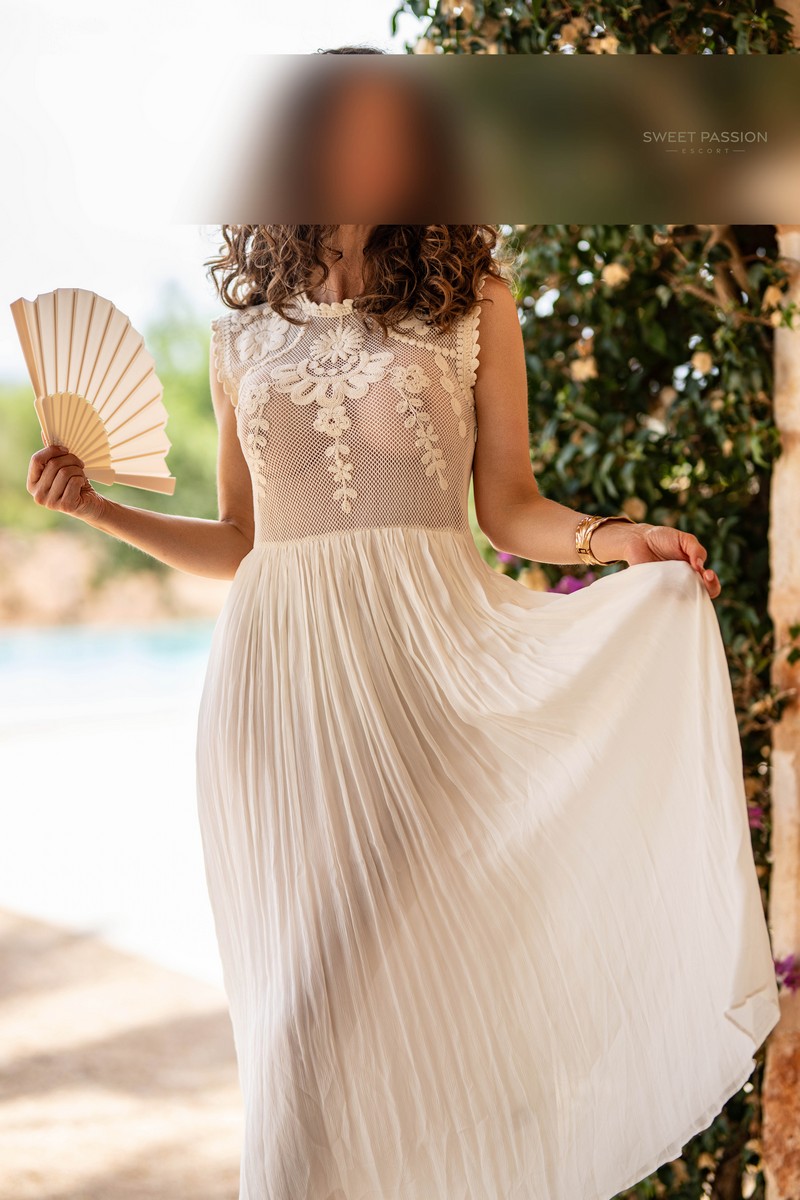 angelina – schlankes escort nrw angelina - schlankes escort nrw steht im weissen durchsichtigem Sommerkleid und Fächer auf der Terrasse. Sie hebt ihr kleid während ihre braunen Locken über ihre Schultern fallen.