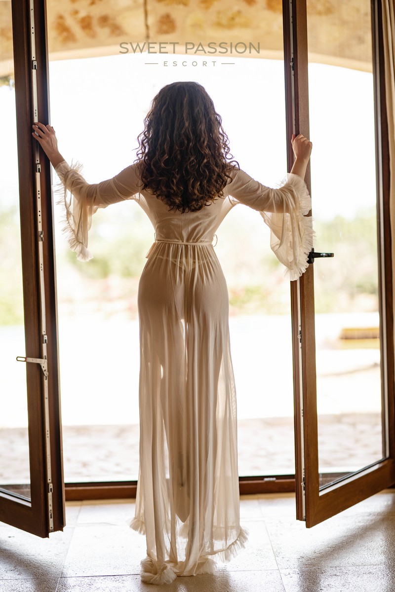 angelina – schlankes escort nrw angelina - schlankes escort nrwsteht öffnet die Terrassentüren in einem weissen Morgenmantel. Die braunen Locken fallen über ihren Rücken.