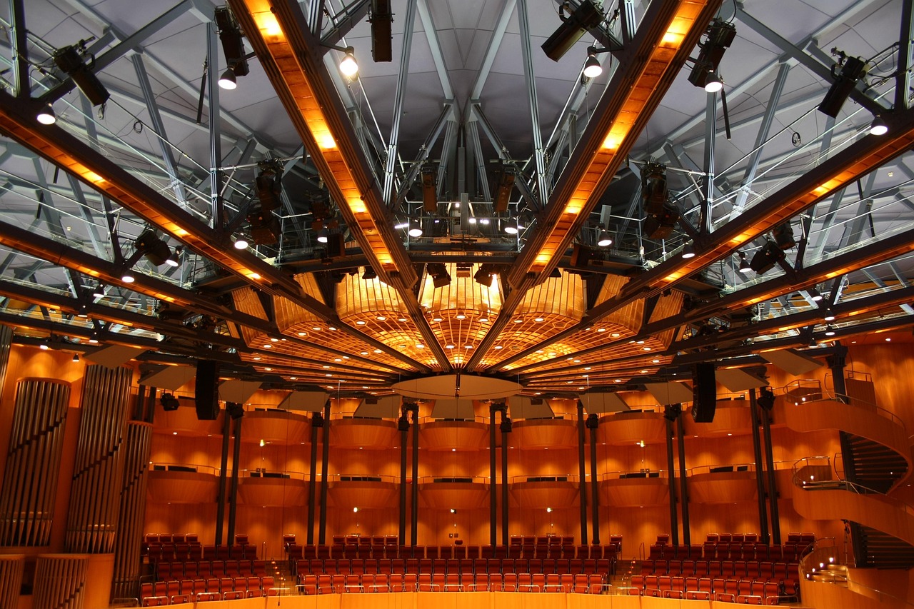 Kombinieren Sie Kultur und Architektur bei einem Escort Date in der Elbphilharmonie Hamburg – erstklassiger Konzertgenuss und stilvolle Begleitung in einem.